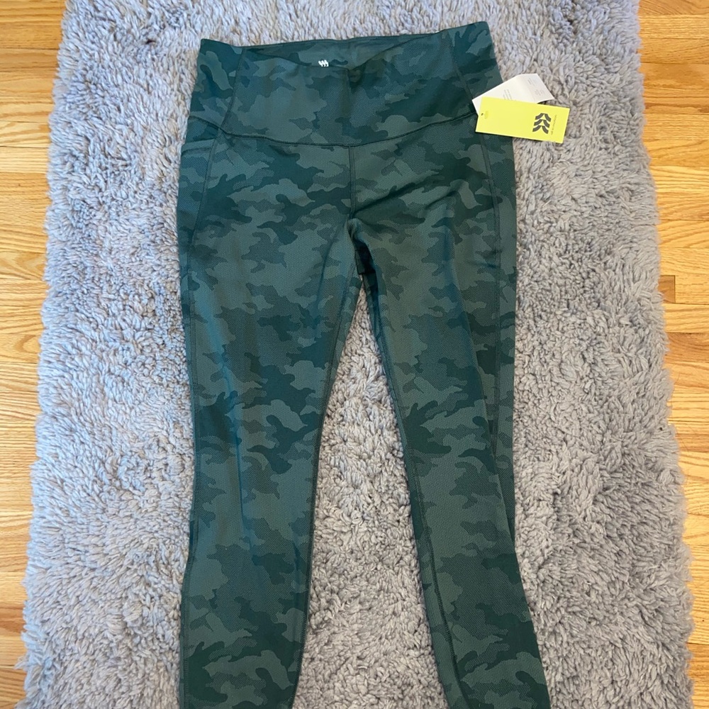 Fun green deigned leggings! High rise!